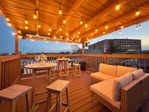 Outdoor dining - Luxury Home with Rooftop Decks - Walk To Stadiums (Baltimore)