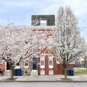 Exterior - Luxury Home with Rooftop Decks - Walk To Stadiums (Baltimore)