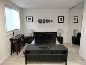 Room - Private modern studio in fabulous Agoura Hills with private patio (Agoura Hills)