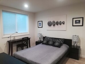 Room - Private modern studio in fabulous Agoura Hills with private patio (Agoura Hills)