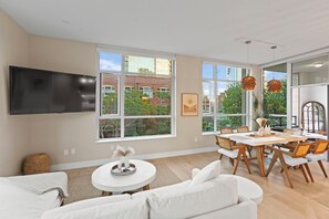 Living area - One-of-a-kind Ballpark Townhome with Private Roof Deck Overlooking Petco Park (San Diego)