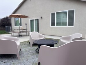 Outdoor dining - New 4B2B house near Sequoia NP with fire pit and Nespresso (Visalia)