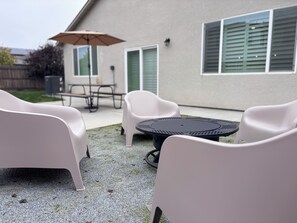 Outdoor dining - New 4B2B house near Sequoia NP with fire pit and Nespresso (Visalia)