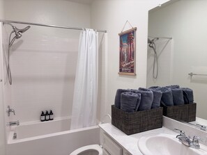Bathroom - New 4B2B house near Sequoia NP with fire pit and Nespresso (Visalia)