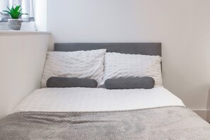 Iron/ironing board, WiFi, bed sheets - Central - Stay 2 - Near Transport - Parking - WiFi (Maidstone)