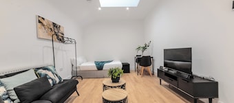 Central - Sleeps 2 - Near Transport - Parking