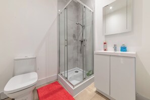 Shower, towels - Central - Sleeps 2 - Near Transport - Parking (Maidstone)