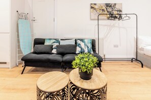 Interior - Central - Sleeps 2 - Near Transport - Parking (Maidstone)