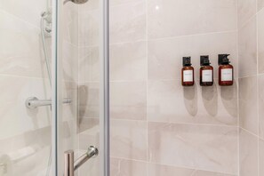 Shower, towels - Studio - Sleeps 2 - Parking - Central - WiFi (Maidstone)