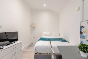 WiFi, bed sheets - Studio - Sleeps 2 - Parking - Central - WiFi (Maidstone)
