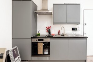 Fridge, microwave, oven, stovetop - Studio - Sleeps 2 - Parking - Central - WiFi (Maidstone)