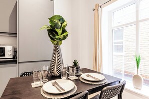 Dining - Sleeps 2 - Central - Studio - WiFi - Parking (Maidstone)