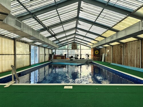 Heart Mountain Homestead w/indoor pool & room for 20 people!