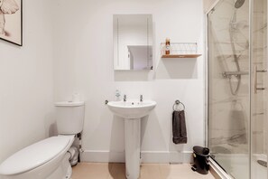 Shower, towels - Central Studio - Parking - Sleeps 2 - WiFi (Maidstone)