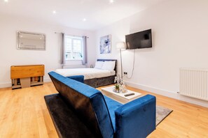 Iron/ironing board, WiFi, bed sheets - Central Studio - Parking - Sleeps 2 - WiFi (Maidstone)