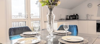 Rooftop - Sleeps 2 - Central - Paid Parking - WiFi