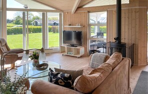 Smart TV, fireplace - 3 bedroom cozy home in Rudkøbing (Rudkøbing)