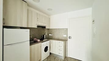 Wasserkocher mit Kaffee-/Teezubehör, Kühlschrank, Mikrowelle, Toaster