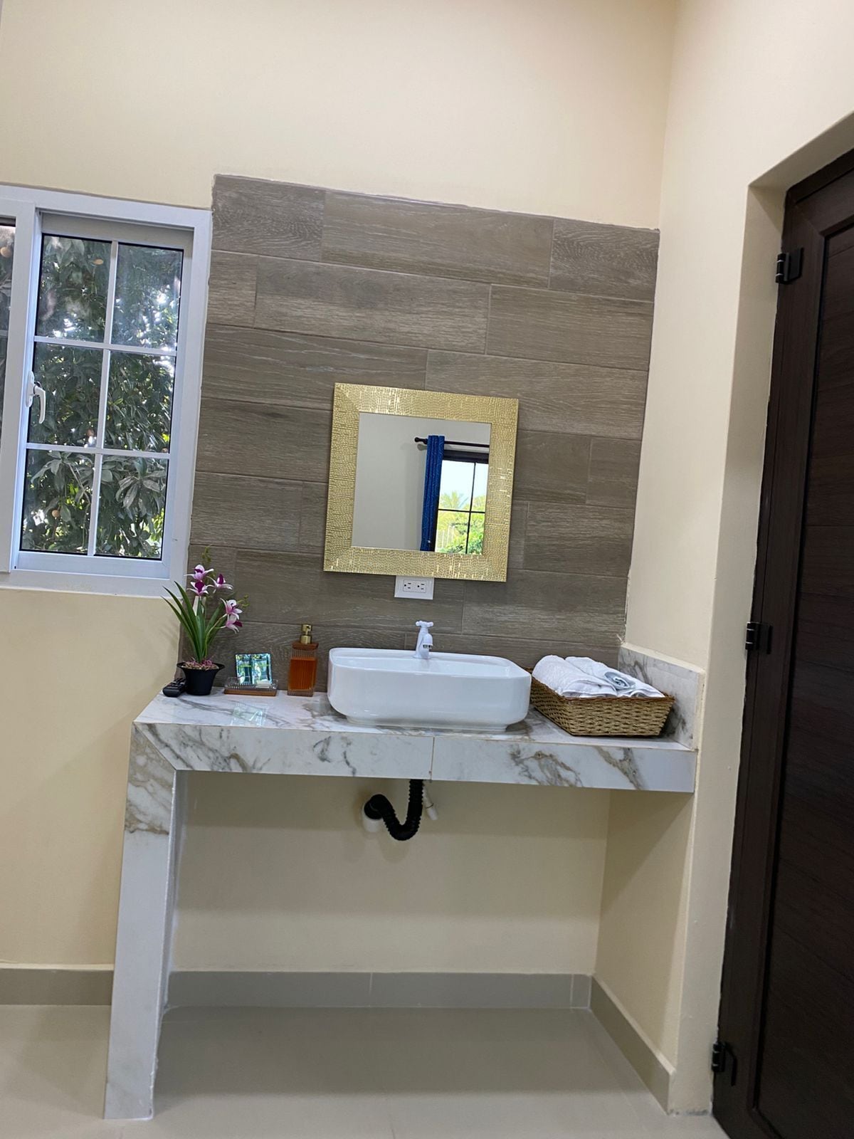 Kamar Double, pemandangan kolam renang | Kamar mandi | Shower, handuk, sabun, dan sampo