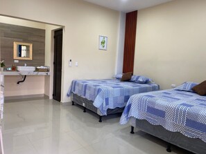 Camera doppia, vista piscina | Una scrivania, Wi-Fi gratuito