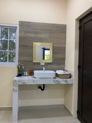 Camera doppia, vista piscina | Bagno | Doccia, asciugamani, sapone, shampoo