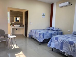 Habitación doble, vista a la alberca | Escritorio y wifi gratis 
