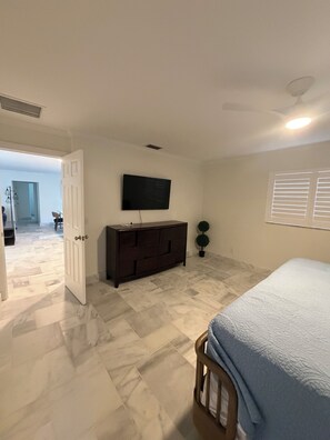 4 habitaciones, tabla de planchar con plancha, wifi y ropa de cama 