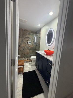 Toallas, jabón, papel de baño 