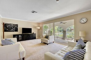 TV, fireplace - Las Vegas Quiet Compound (Las Vegas)