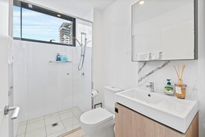 Bathroom - The Cityscape Pad with 2BR, 3-bed & Free Parking (South Brisbane)