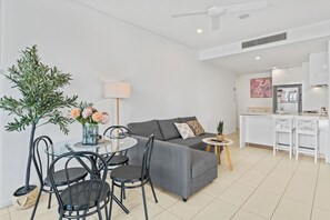 Living area - The Cityscape Pad with 2BR, 3-bed & Free Parking (South Brisbane)