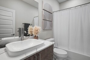 Bathroom - Luxe Oasis - 3B 2B in Edinburgh TX, Near Shopping centers, Restaurants & UTRGV (Edinburg)
