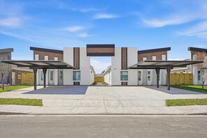 Exterior - Luxe Oasis - 3B 2B in Edinburgh TX, Near Shopping centers, Restaurants & UTRGV (Edinburg)