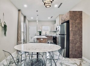 Dining - Luxe Oasis - 3B 2B in Edinburgh TX, Near Shopping centers, Restaurants & UTRGV (Edinburg)