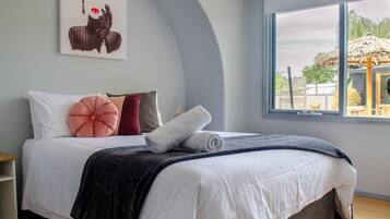 Desk, iron/ironing board, WiFi, bed sheets