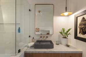 Douche, séchoir à cheveux, serviettes fournies, shampooing