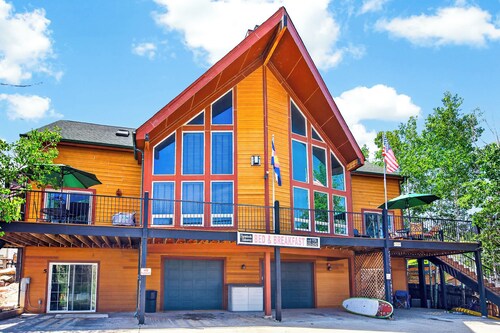 Cozy 1BR Retreat with Deck, Views & Jetted Tub