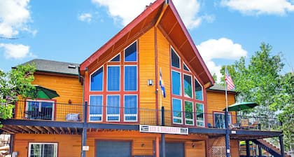 Cozy 1BR Retreat with Deck, Views & Jetted Tub