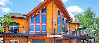 Cozy 1BR Retreat with Deck, Views & Jetted Tub