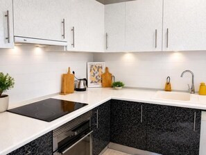 Wasserkocher mit Kaffee-/Teezubehör, Kühlschrank, Mikrowelle, Ofen