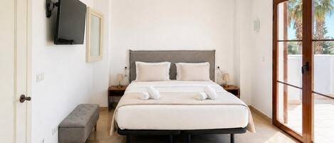 4 bedrooms, iron/ironing board, internet, bed sheets