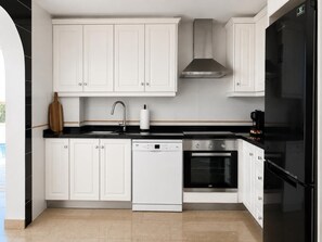 Wasserkocher mit Kaffee-/Teezubehör, Kühlschrank, Mikrowelle, Ofen