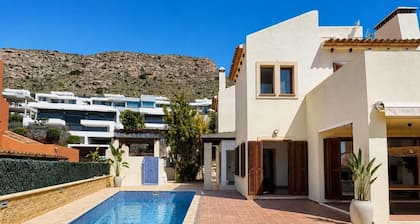 Grande villa avec piscine privée et vue sur la mer