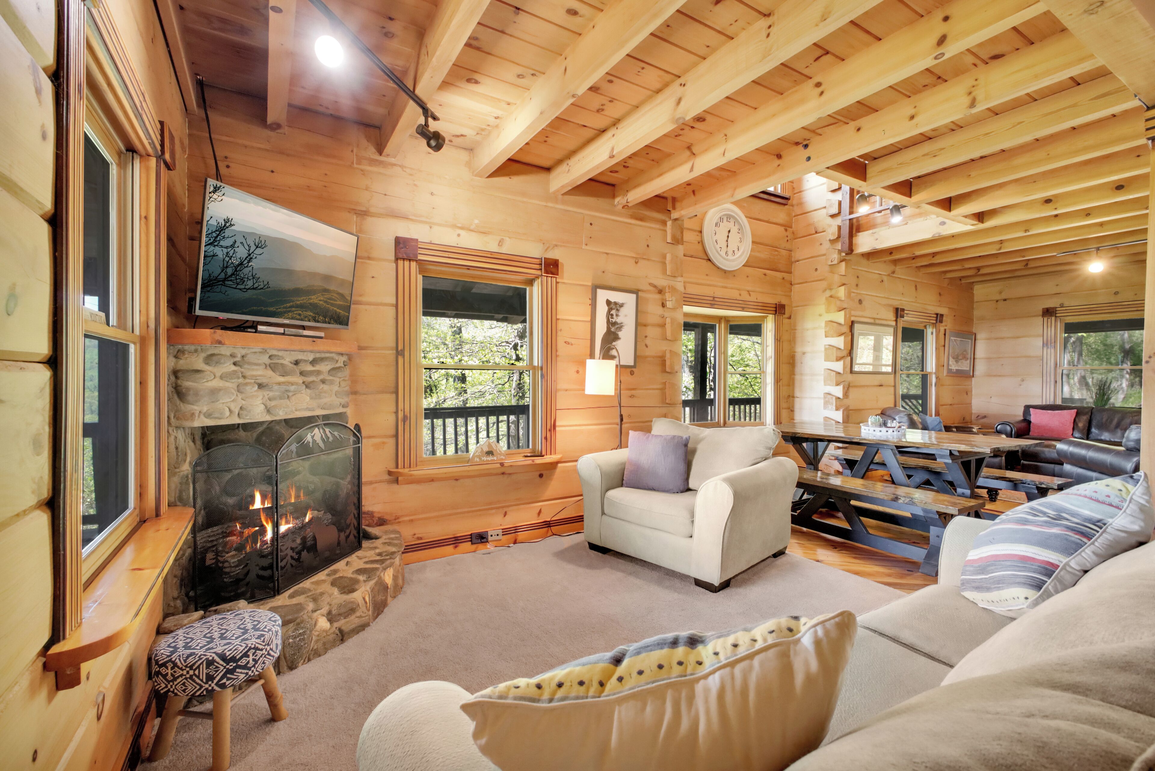 Smart TV, chimenea, futbolito y libros 