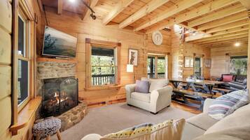 Smart TV, chimenea, futbolito y libros