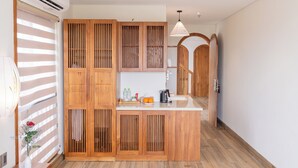 Una cocina moderna con armarios de madera, una isla central y una lámpara colgante.