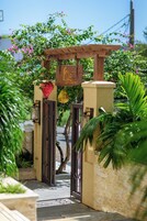 Entrada de hotel con un arco de madera, un letrero y una puerta.