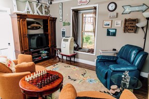 Living area - Skookie & Hooter's Lake House Steps to Mineral Lake and Minutes to Mt Rainier NP (Mineral)