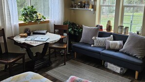 Una habitación acogedora con una mesa de comedor, un sofá y una cama.