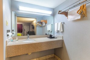 Basic Single Room | Bathroom | Free toiletries, towels, soap, shampoo - THE LODGE AT THE FALLS (Wichita Falls)